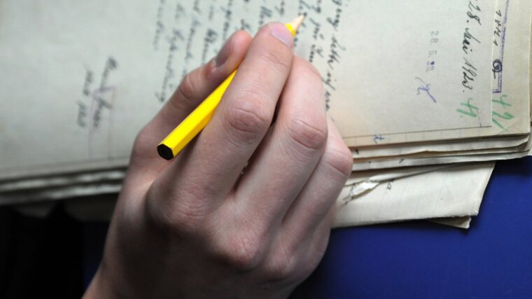 Symbolbild Hand Universitäten Schreiben